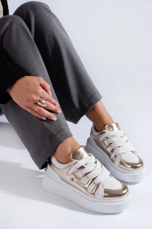 Sneaker-Modell mit hohem Plateau in... Sneaker-Modell mit hohem Plateau in...