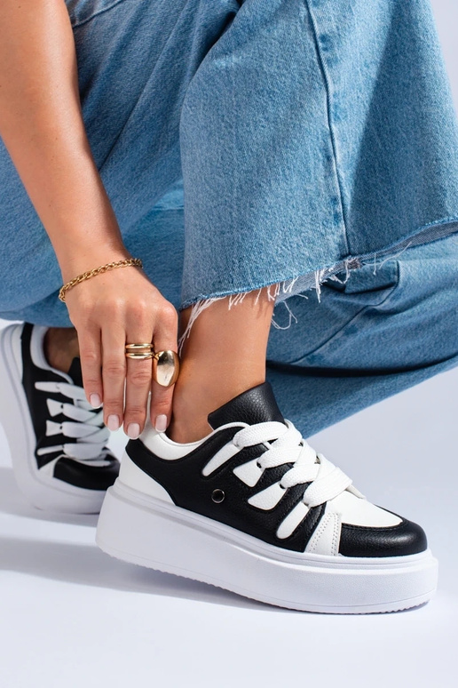 Schwarz-weiße Sneakers-Modellschuhe...