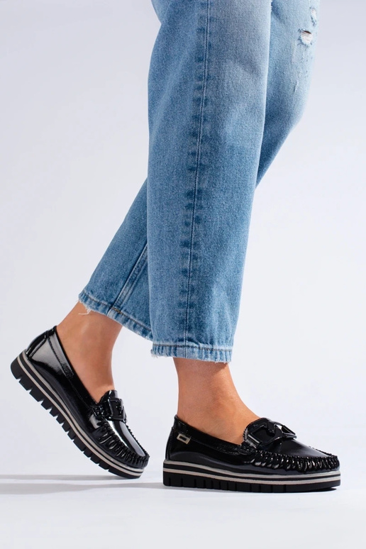 Schwarze Mokassins mit Lackeffekt und...