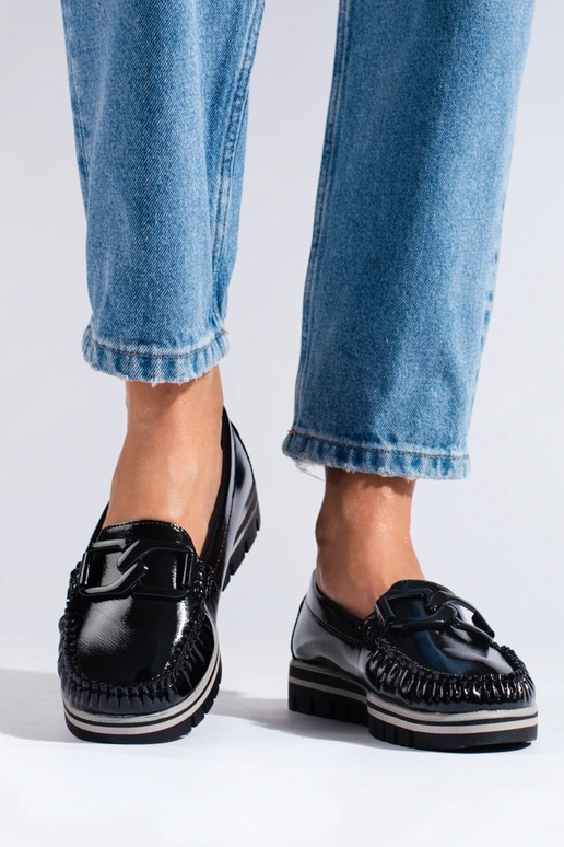 Schwarze Mokassins mit Lackeffekt und...