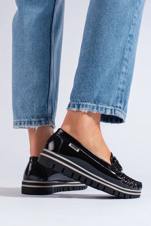Schwarze Mokassins mit Lackeffekt und...
