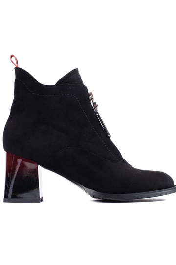 schwarze Wildlederstiefel