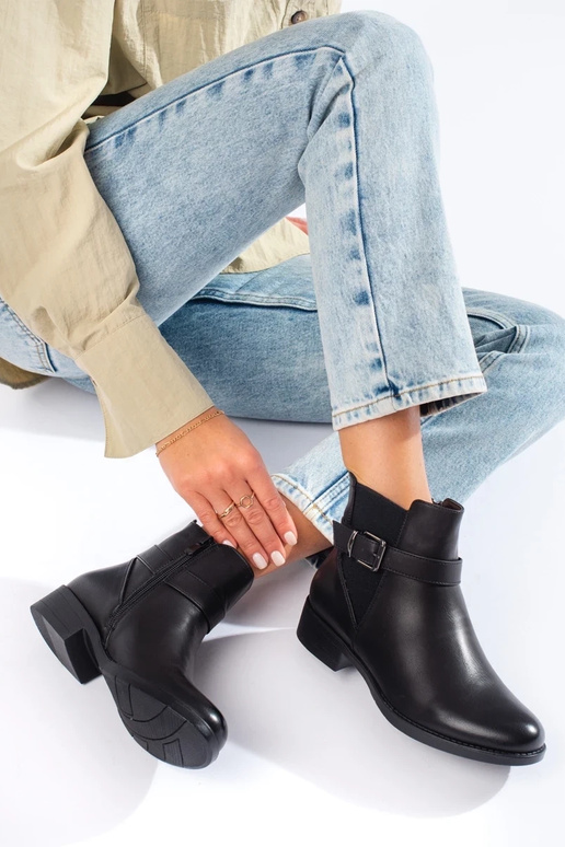 Schwarze Damenschuhe mit elastischem... Schwarze Damenschuhe mit elastischem...