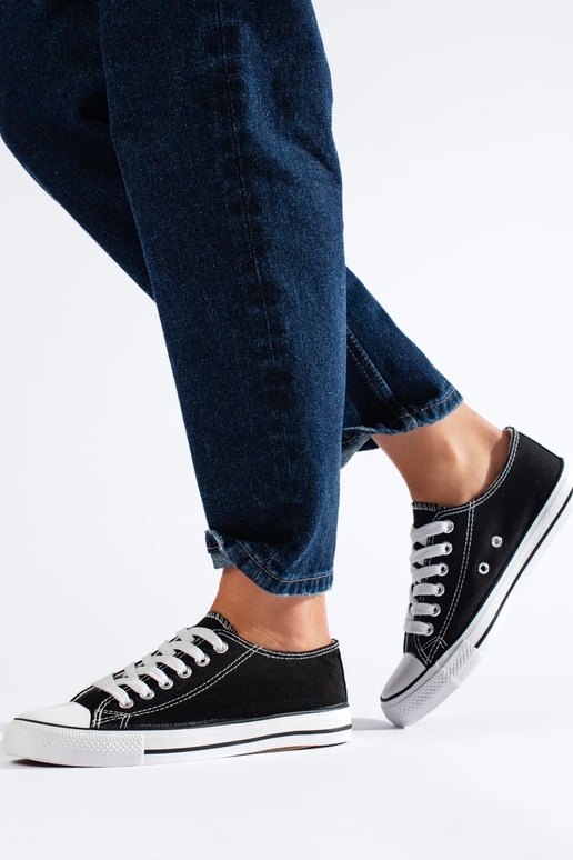 Schwarze Shelovet-Schuhe eines... Schwarze Shelovet-Schuhe eines...