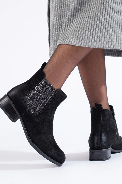 aus schwarzem Wildleder. Damenschuhe