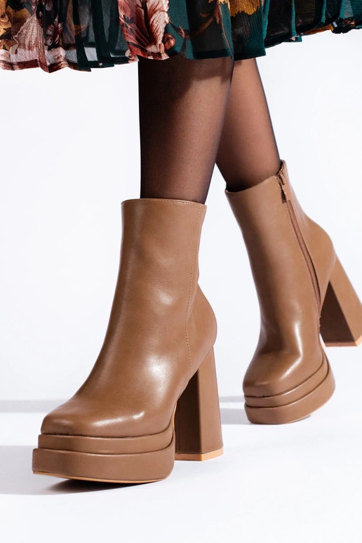 Beige Schuhe mit hohen Absätzen