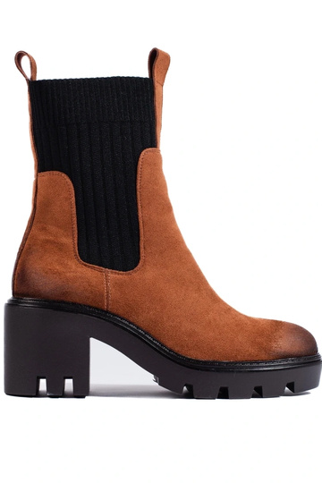 braune Schnallenschuhe an...