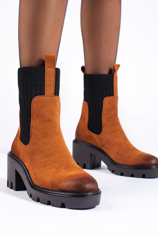 braune Schnallenschuhe an einer... braune Schnallenschuhe an einer...