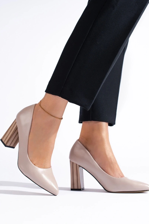 Beige High Heels an der Ferse