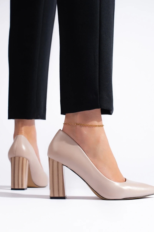 Beige High Heels an der Ferse