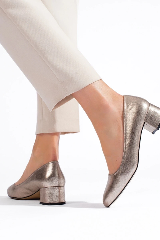 Schuhe mit hohen Absätzen sind dunkel