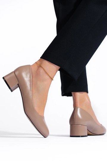 Schuhe mit hohen Absätzen... 2