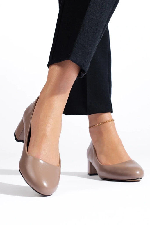 Schuhe mit hohen Absätzen sind dunkel