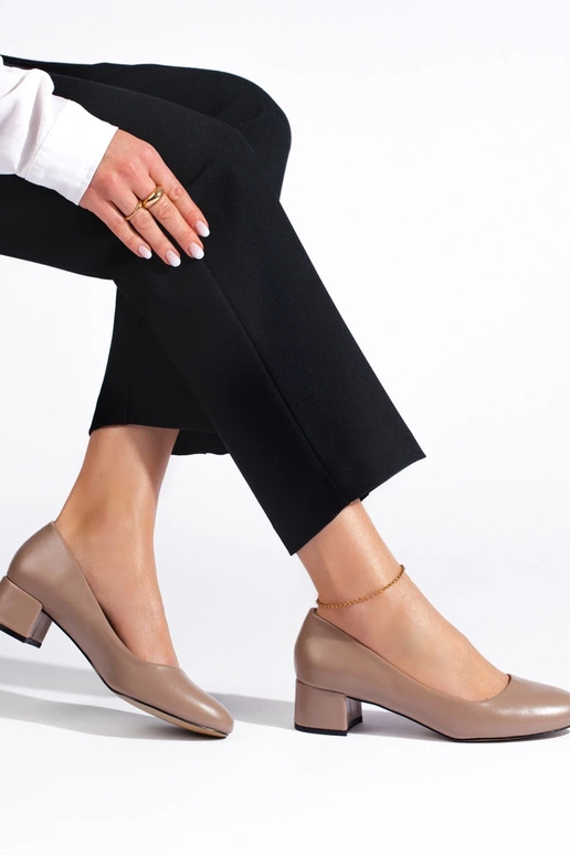 Schuhe mit hohen Absätzen sind dunkel