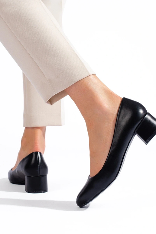 Schwarze Schuhe mit hohen Absätzen