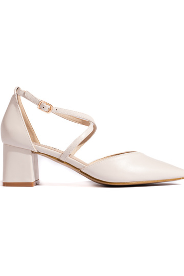 Elfenbeinfarbene Sandalen