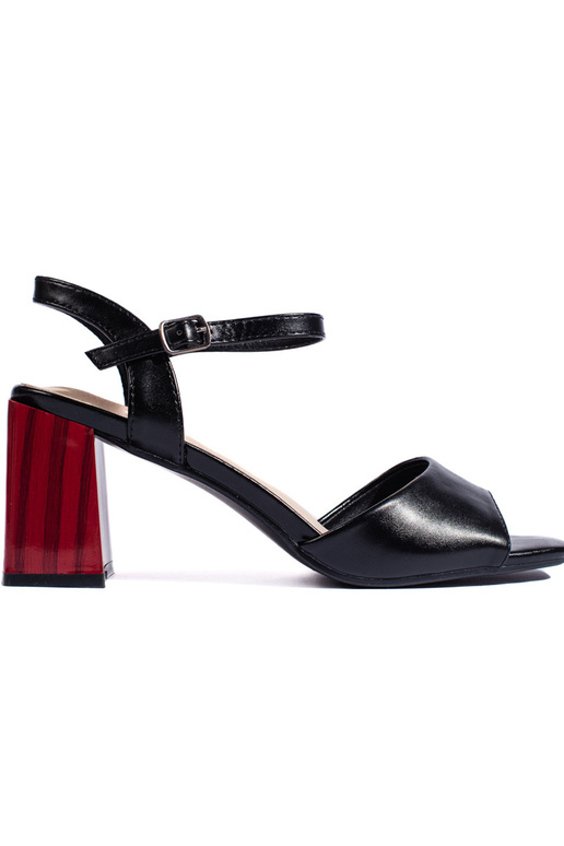 Sandalen in schwarzer Farbe an der Ferse Sandalen in schwarzer Farbe an der Ferse