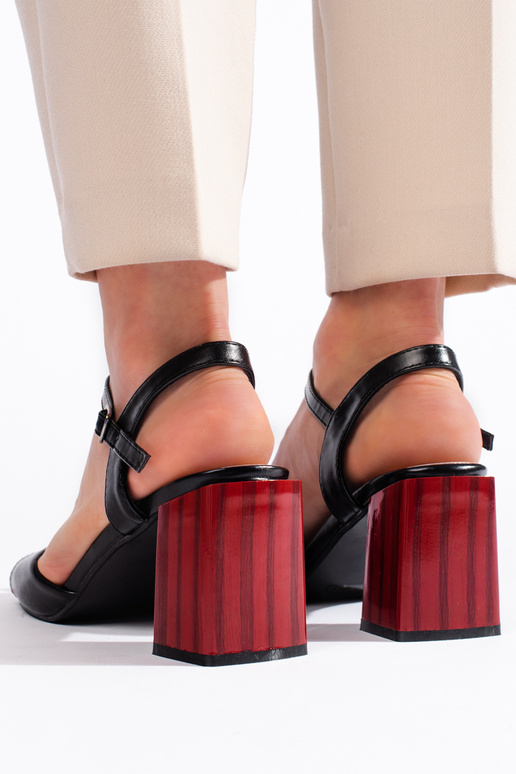 Sandalen in schwarzer Farbe an der Ferse Sandalen in schwarzer Farbe an der Ferse