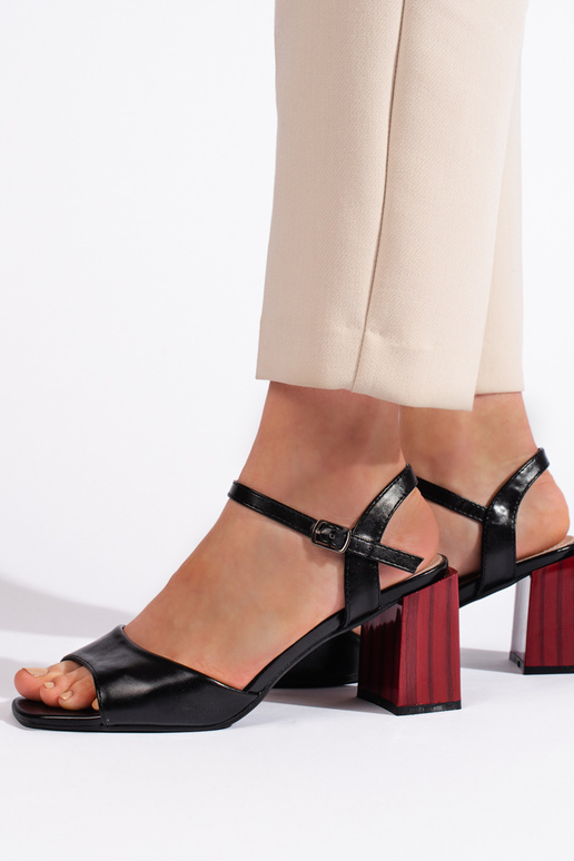 Sandalen in schwarzer Farbe an der Ferse Sandalen in schwarzer Farbe an der Ferse