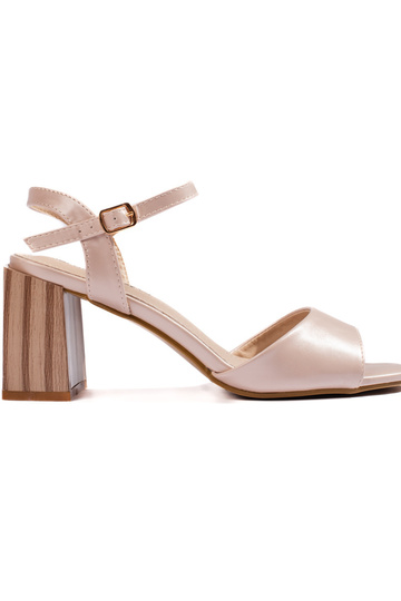 Sandalen beige Farbe an der...