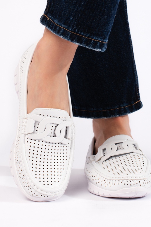 mit durchbrochenen Elementen,... mit durchbrochenen Elementen,...