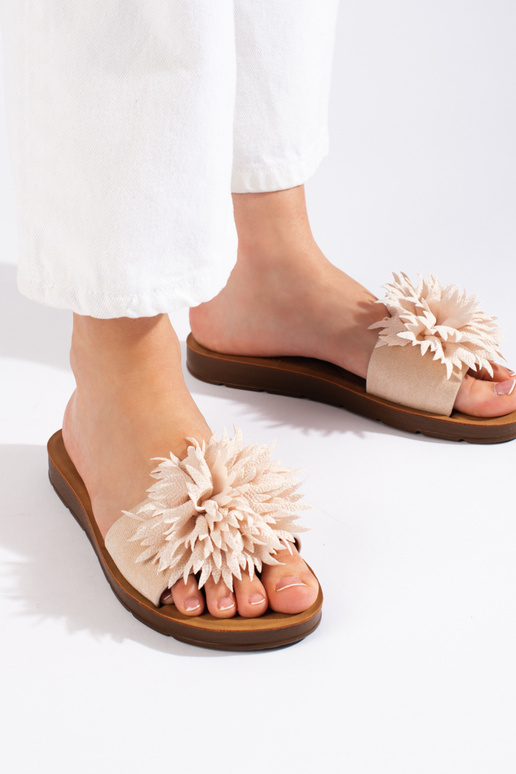 Beigefarbene Damenhausschuhe mit... Beigefarbene Damenhausschuhe mit...