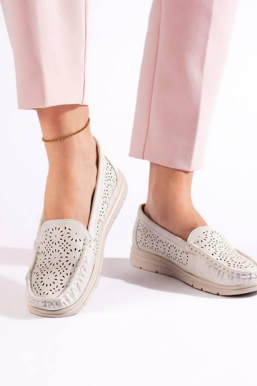 mit durchbrochenen Elementen,... mit durchbrochenen Elementen,...