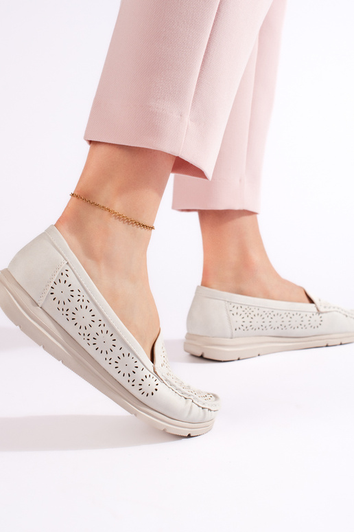 mit durchbrochenen Elementen,... mit durchbrochenen Elementen,...