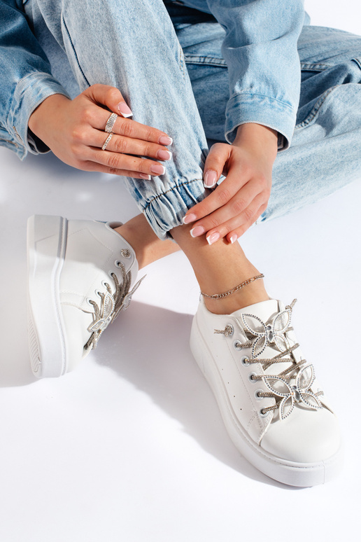 Weiße Turnschuhe mit Schmetterlingen Weiße Turnschuhe mit Schmetterlingen