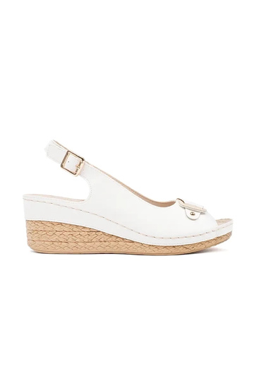 Weiße Sandalen auf...
