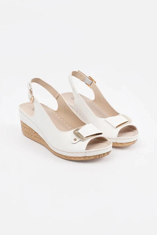 Weiße Sandalen auf niedrigem Wedges...