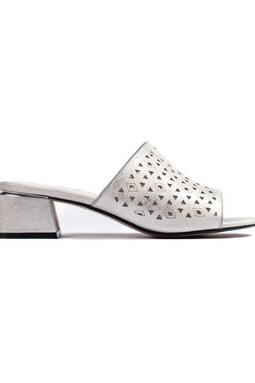 Pantoletten mit Lochmuster...