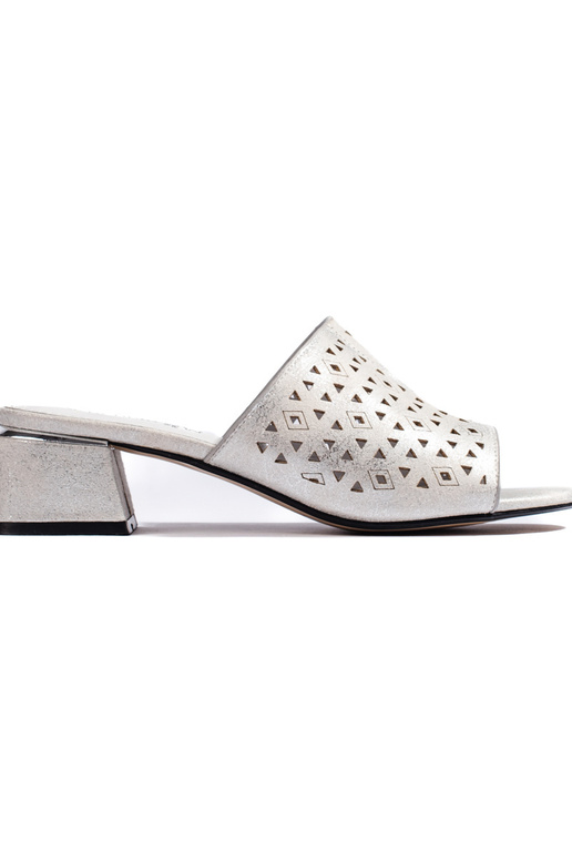 Pantoletten mit Lochmuster in Silber...