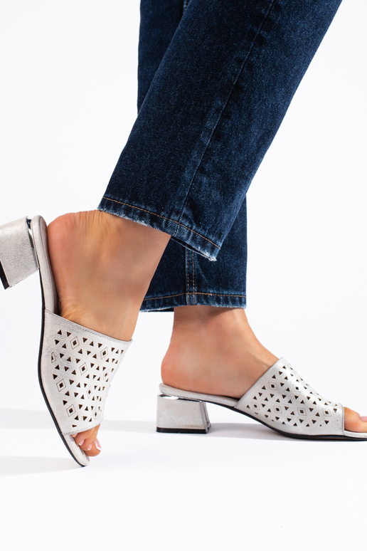 Pantoletten mit Lochmuster in Silber...