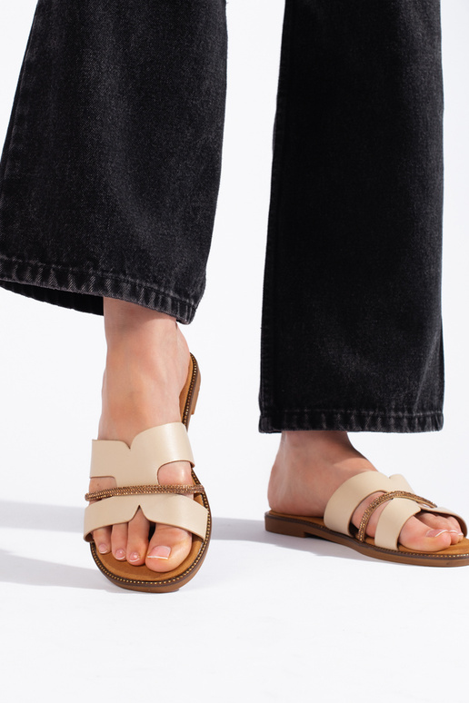 Beigefarbene Hausschuhe im eleganten...