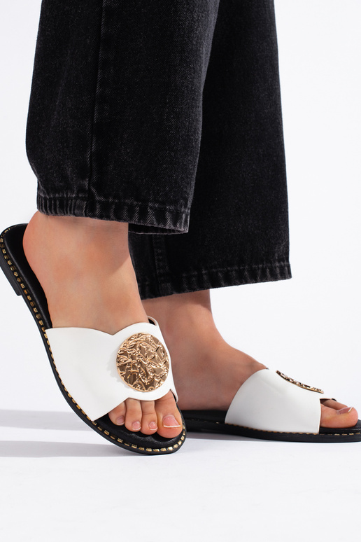 Weiße Hausschuhe im eleganten Stil Weiße Hausschuhe im eleganten Stil