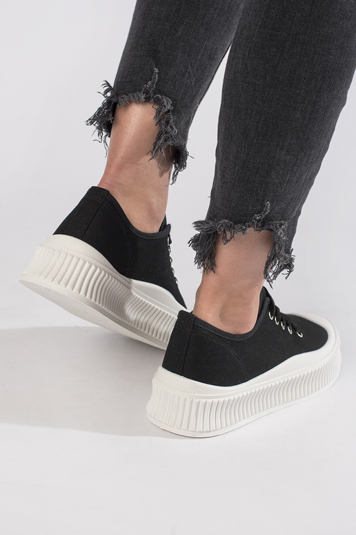 Schwarze Damen-Schuhe mit... Schwarze Damen-Schuhe mit...