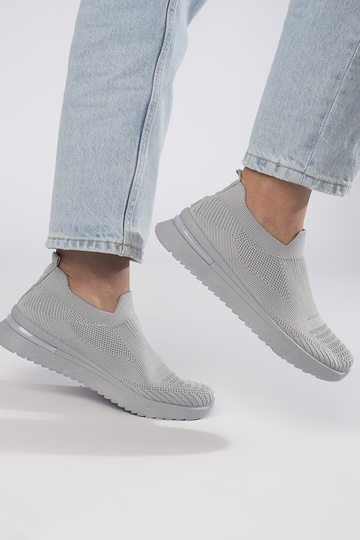 graue Sportschuhe 2
