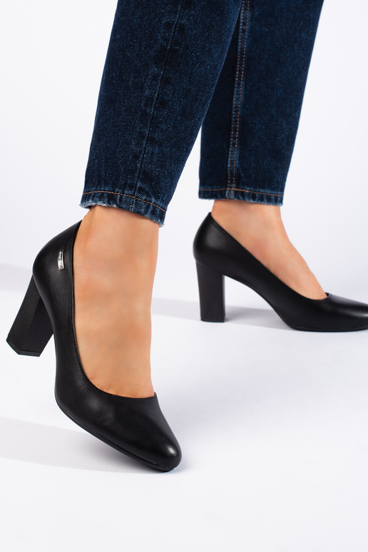 schwarze High Heels mit Absatz von...