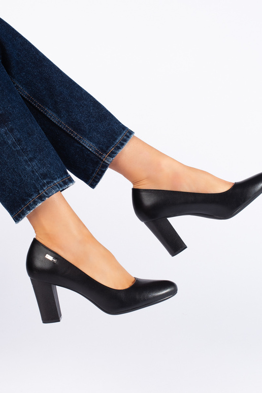 schwarze High Heels mit Absatz von...