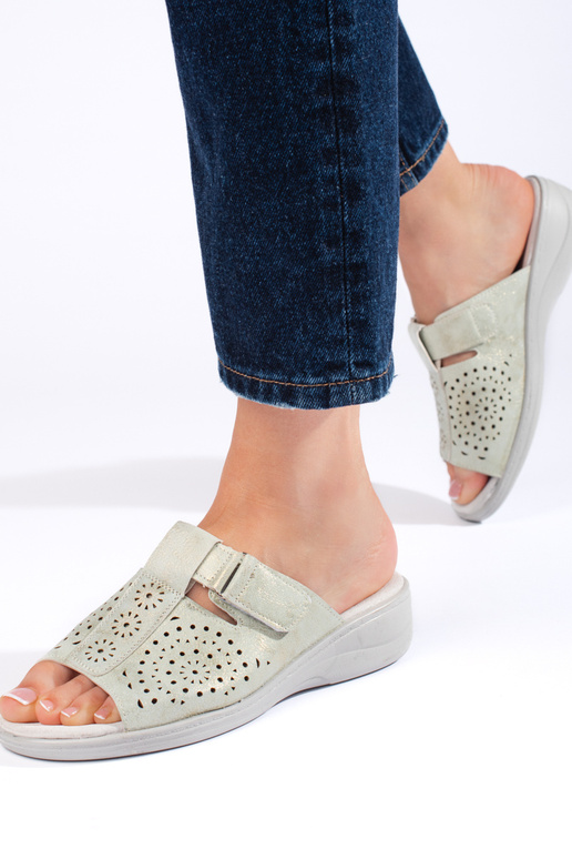 Sandalen mit durchbrochenen Elementen