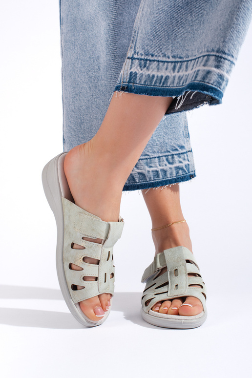 Die Hausschuhe sind grau Die Hausschuhe sind grau