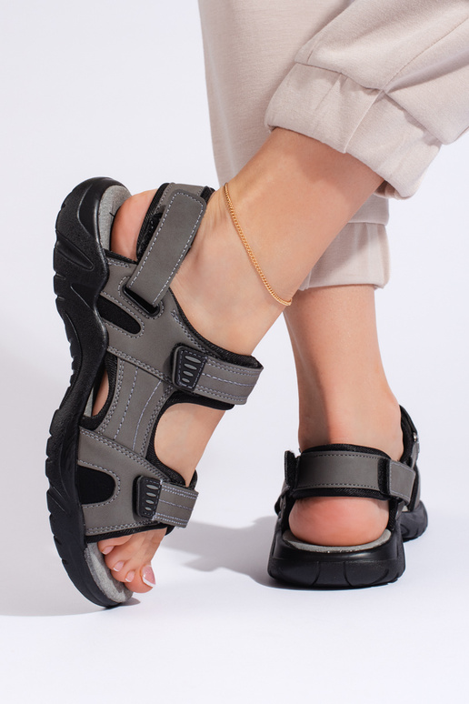 Graue Sandalen im sportlichen Stil