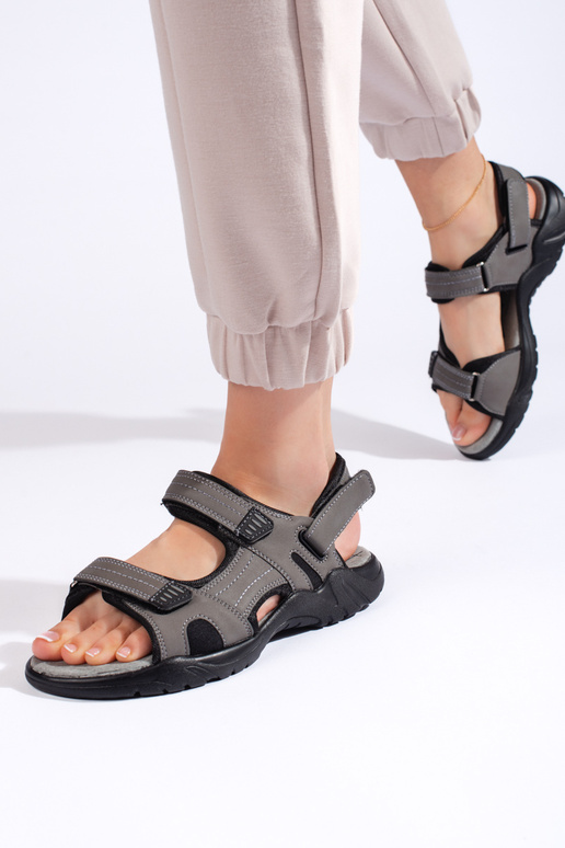 Graue Sandalen im sportlichen Stil