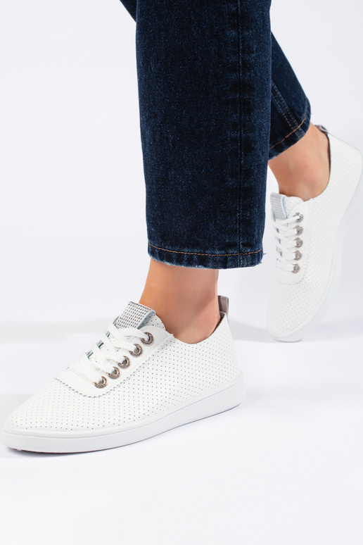 mit durchbrochenen Elementen, weiße...