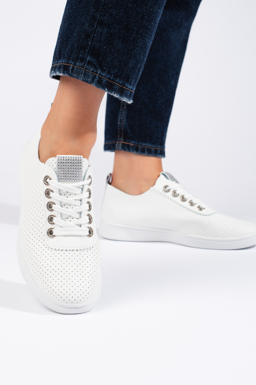 mit durchbrochenen Elementen, weiße...