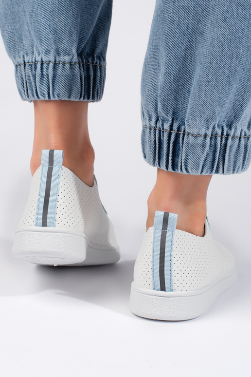 mit durchbrochenen Elementen, weiße... mit durchbrochenen Elementen, weiße...