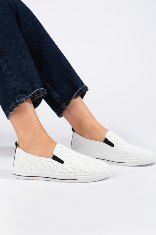 mit durchbrochenen Elementen, weiße...