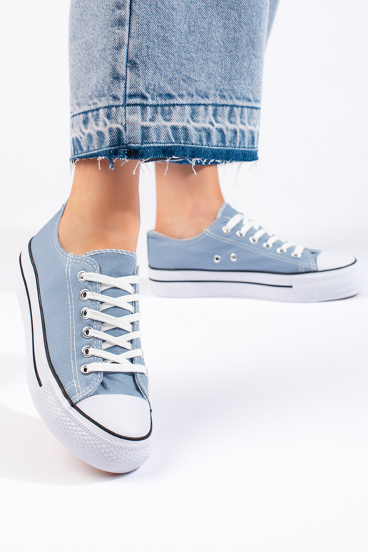 Hellblaue Damenschuhe