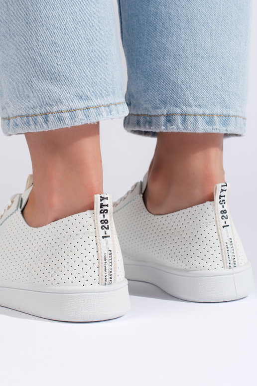 mit durchbrochenen Elementen, weiße...